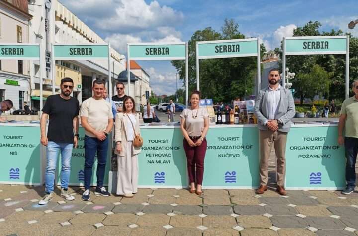 Grupa ljudi na štandovima za promociju turizma u Požarevcu.