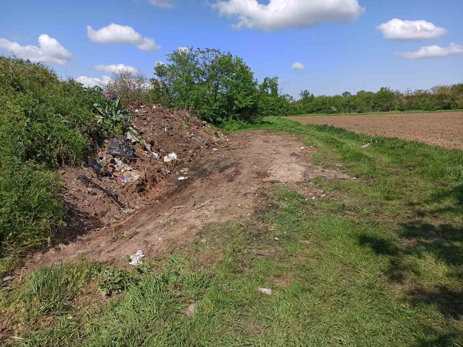 Oštećenje i otpad na ruralnom putu u Požarevcu, Braničevski okrug.