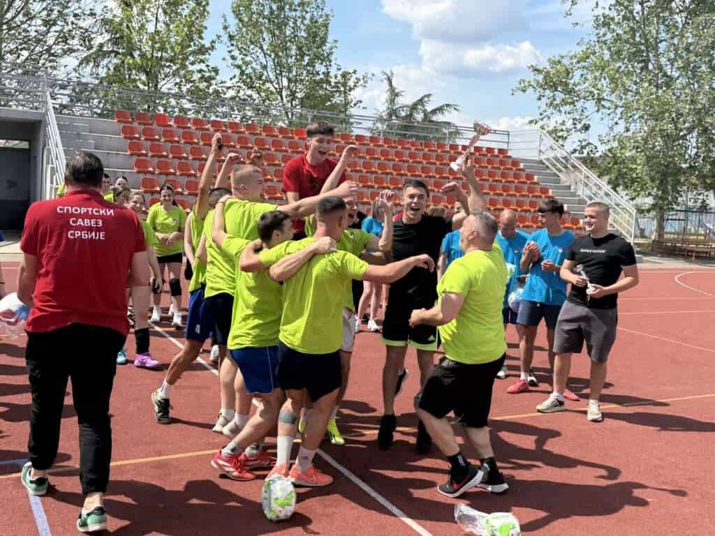 Tim sportista na terenu tokom treninga ili utakmice.