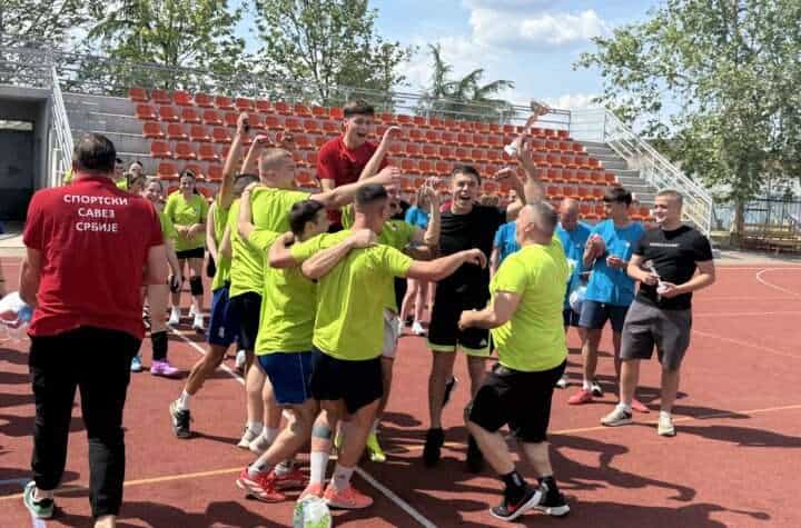 Tim sportista na terenu tokom treninga ili utakmice.