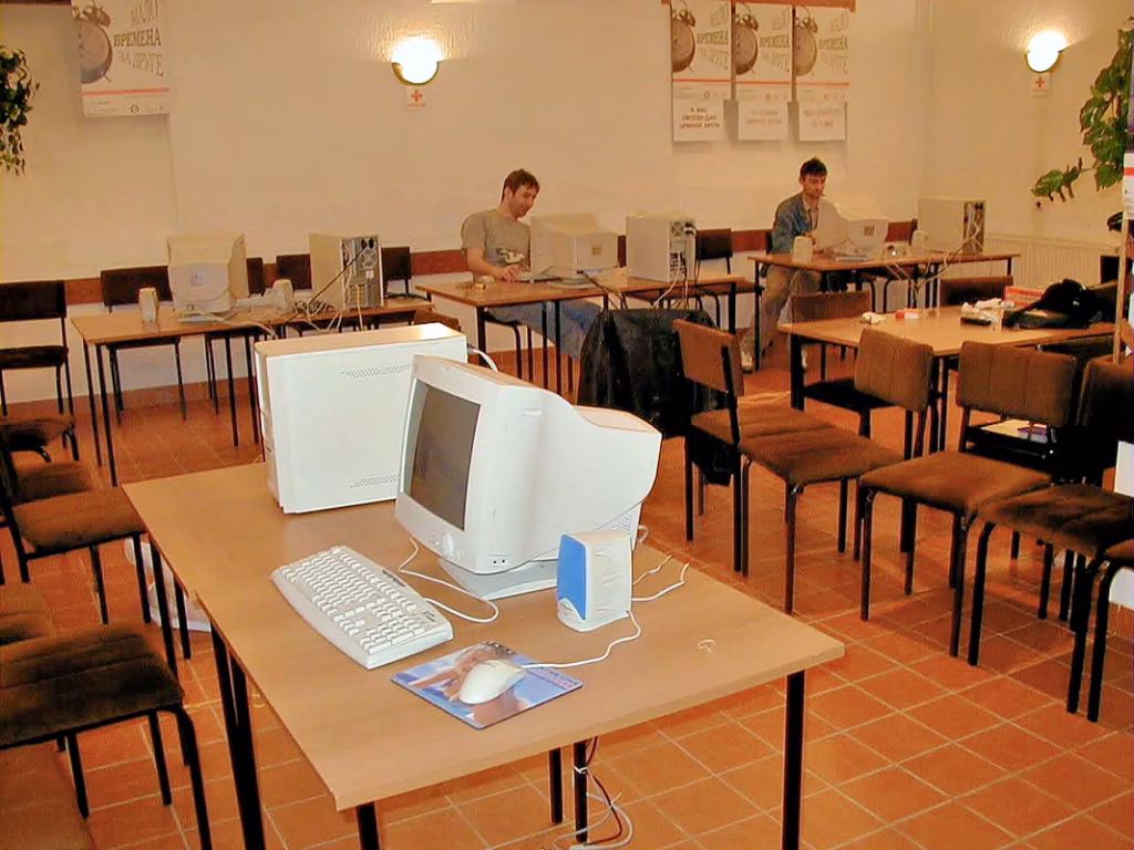 Internet klub Crveni krst Požarevac, sala sa računarima, 2001. godina