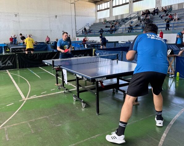 Двоје играча у тенису у спортској хали у Пожаревцу.