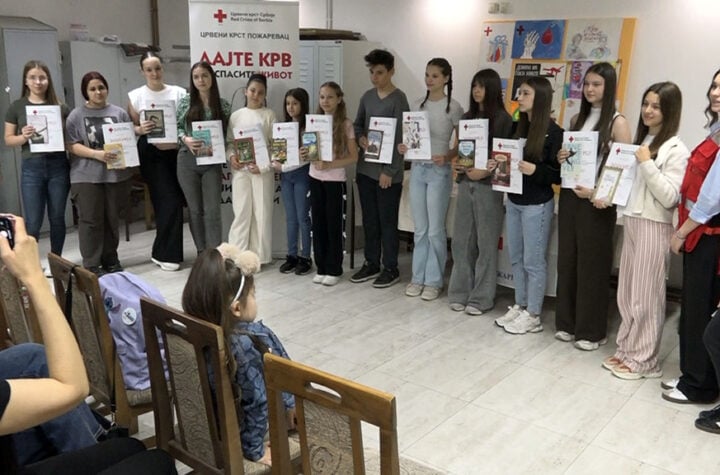Grupa učenika na edukativnoj prezentaciji o davanju krvi u Požarevcu.