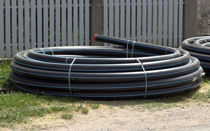 Cevovodi za vodovodnu instalaciju složeni i spremni za ugradnju na gradilištu.