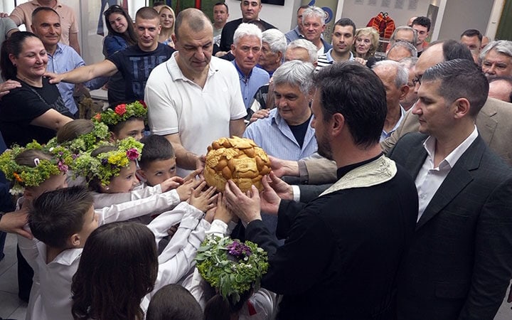 Grupa dece i odraslih učestvuje u tradicionalnom običaju u Požarevcu.