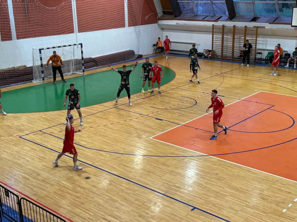 Vaterpolo igrači na utakmici u zatvorenom bazenu, sportski događaj.