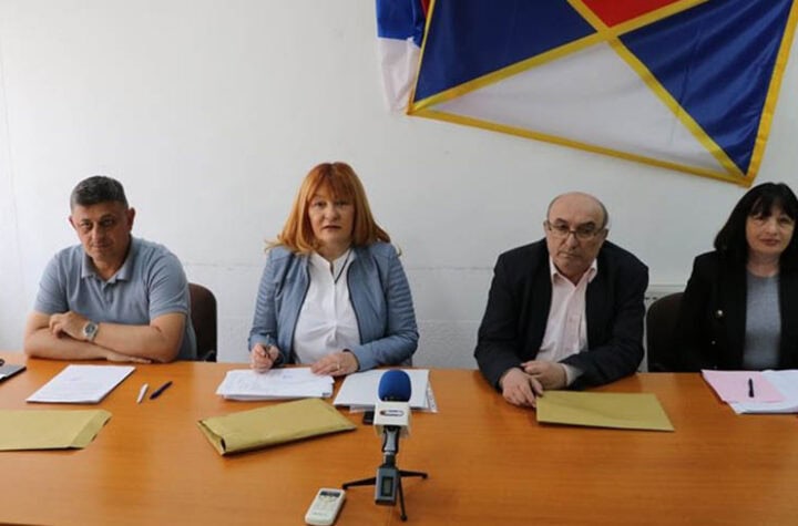 Četiri osobe na konferenciji u Požarevcu, govore i diskutuju.