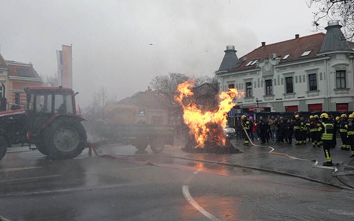 Požar na ulici u Požarevcu sa vatrogascima i vozilima u akciji.