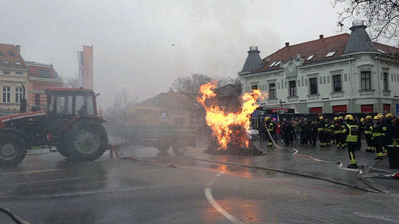 Požar na ulici u Požarevcu sa vatrogascima i vozilima u akciji.
