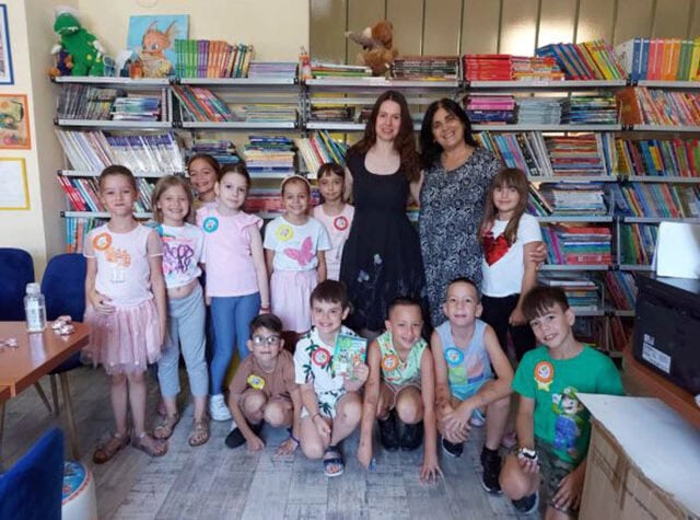 Deca i učiteljice na radionici u biblioteci Požarevac.