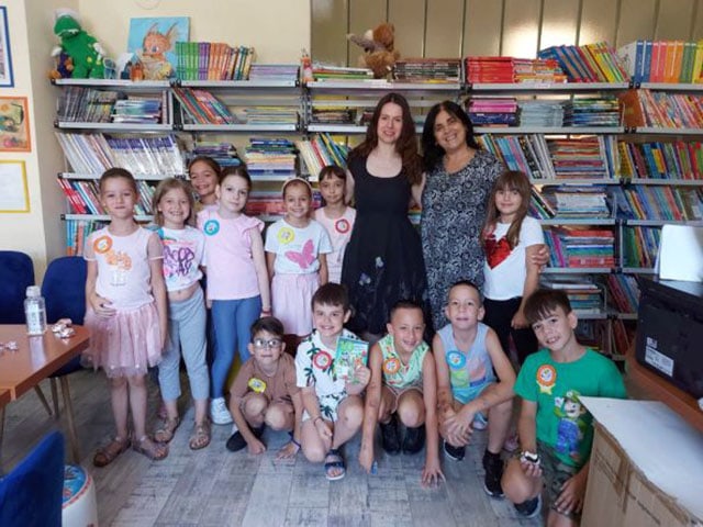 Deca i učiteljice na radionici u biblioteci Požarevac.