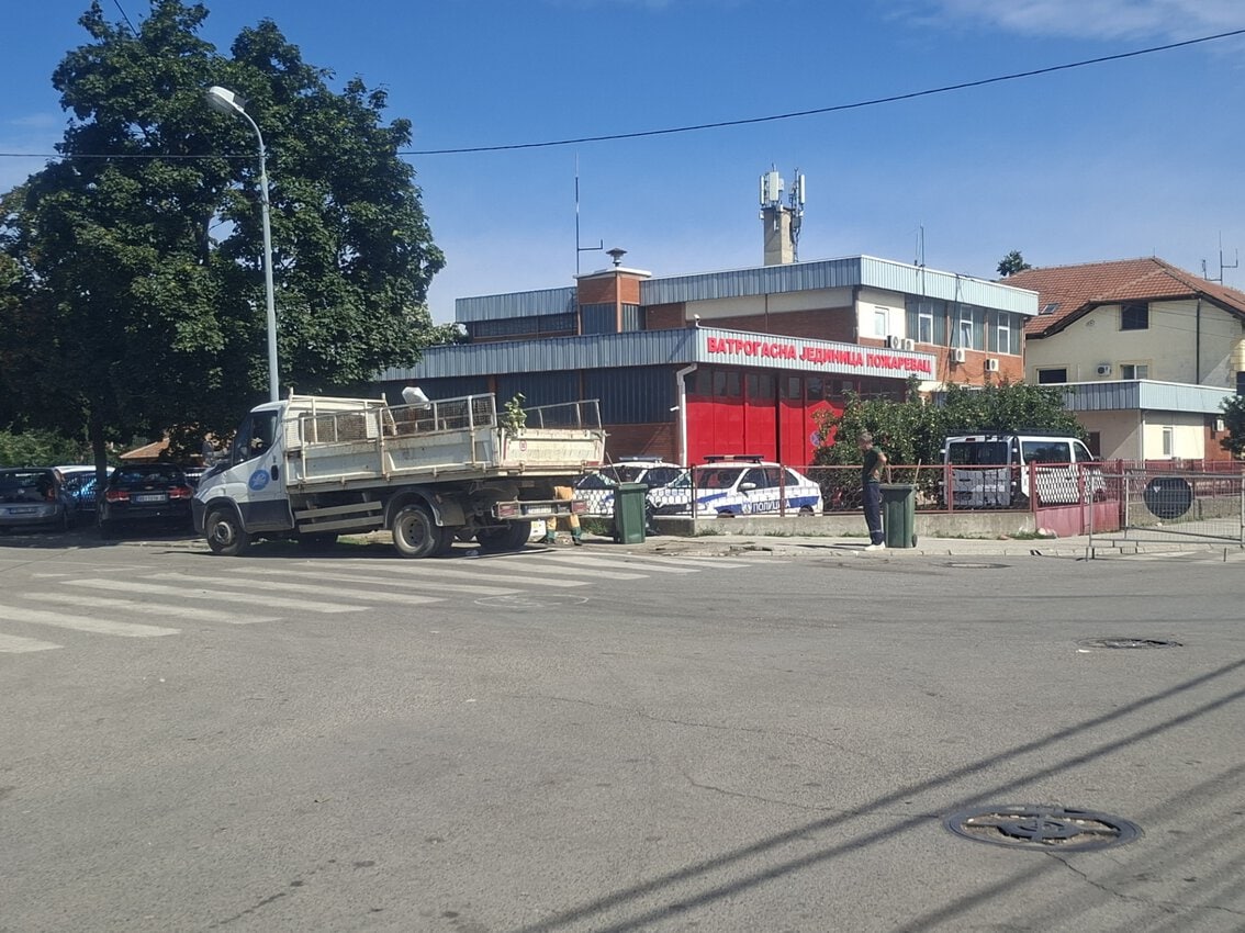 Radnici JKP „Komunalne službe“ čiste prostor nakon vašara u Požarevcu.