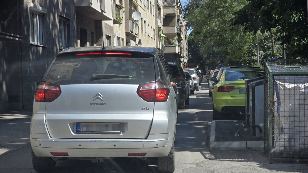 SAOBRAĆAJNI KOLAPS U POŽAREVCU: Ako ne morate, danas nikako ne sedajte za volan!