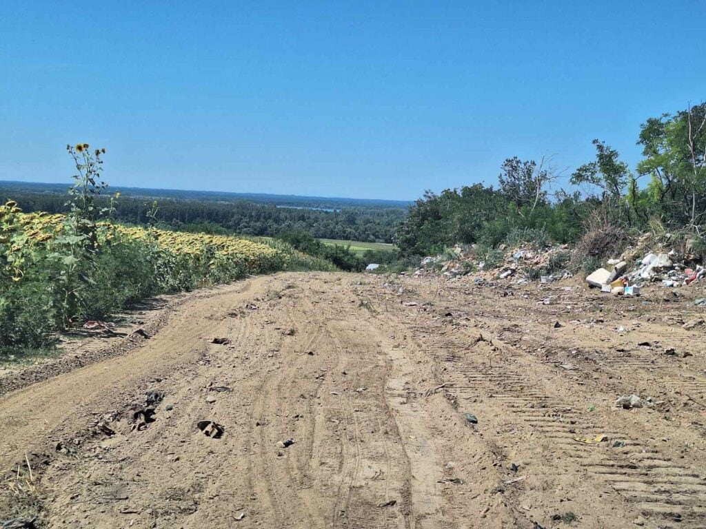 Deponija u Rečici posle čišćenja, zelena priroda u pozadini.