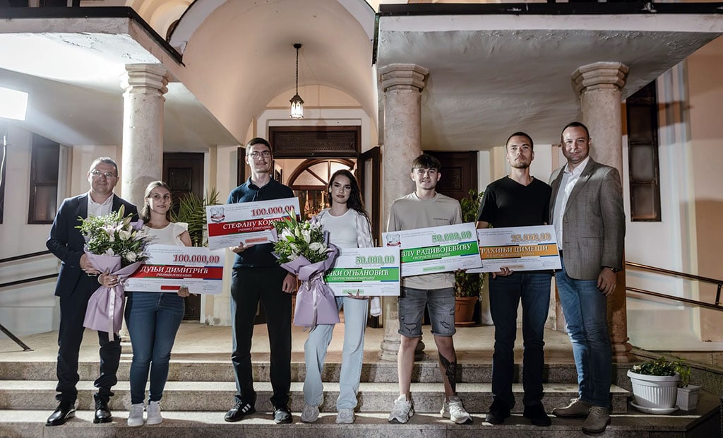 Kostolac obeležio gradsku slavu Svetog Prokopija: Priznanja najboljim učenicima i koncert grupe „Leg...