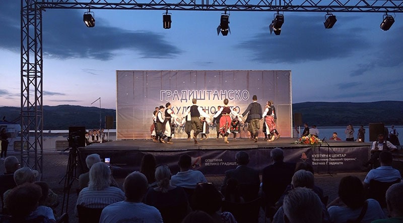 Gradski festival u Velikom Gradištu sa plesnim nastupom na otvorenom.