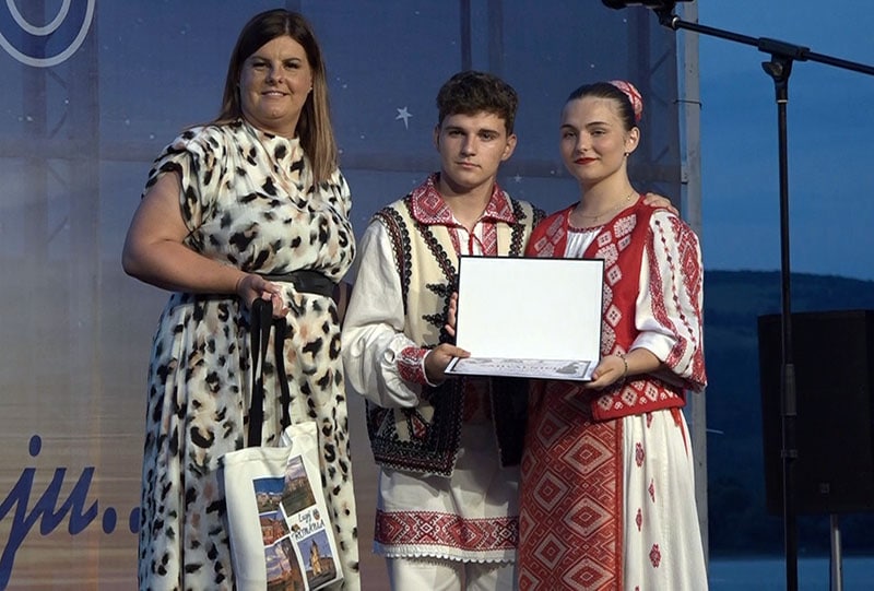 Dvoje mladih u tradicionalnim nošnjama na svečanosti u Velikom Gradištu.