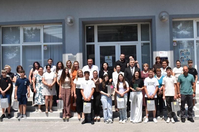 Učenici i nastavnici ispred škole u Malom Crniću.