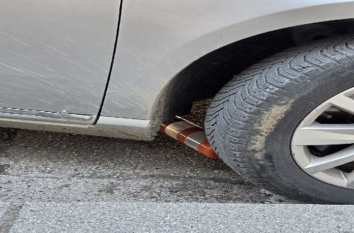 Automobil sa oštećenjem ispod vrata na putu u Požarevcu.