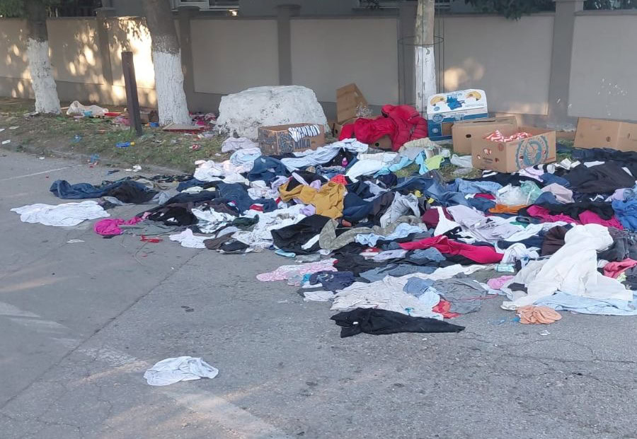 Ostaci odeće i smeća posle vašara u Požarevcu.