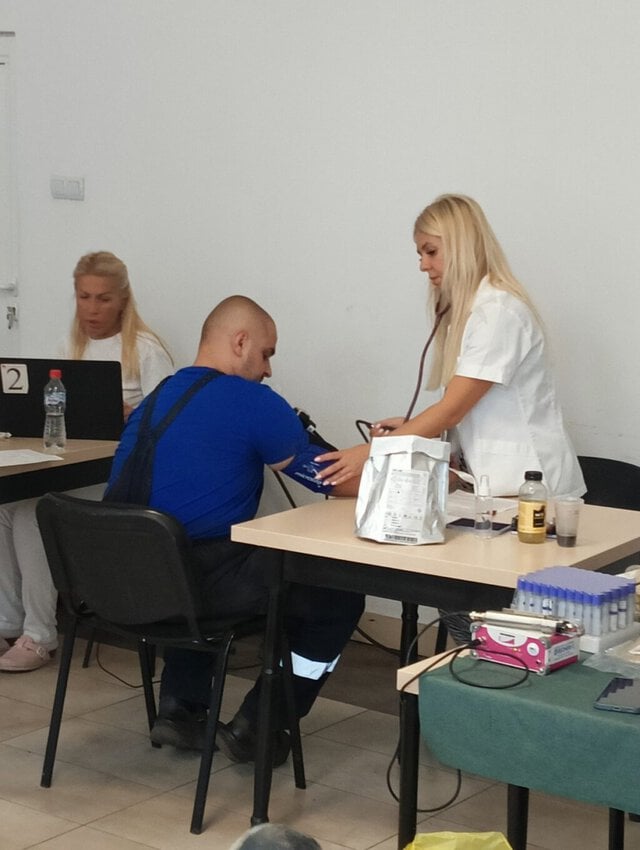 Medicinska sestra meri krvni pritisak dobrovoljnom davaocu u Kostolcu.