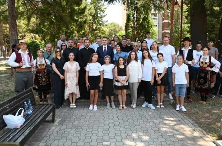 Група људи на церемонији полагања венаца у Костолцу.