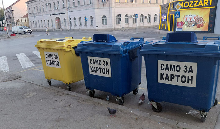 Kontejneri za staklo i karton na ulici u Požarevcu.