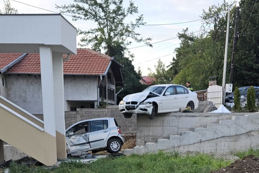 Nesreća u Hajduk Veljkovoj ulici u Požarevcu: Automobili završili na potpornom zidu i u dvorištu, uv...