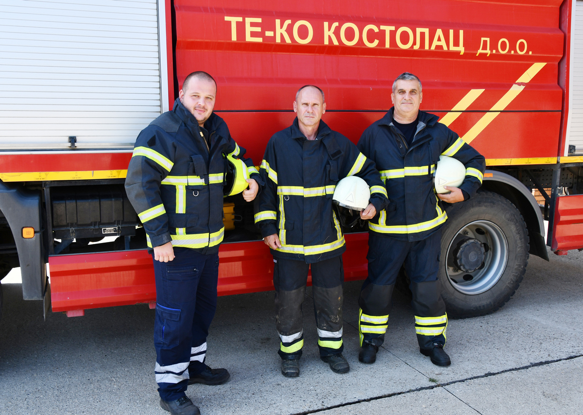 02 Vatrogasna jedinica sacuvala energetski sistem 02 Ljubisa Antic u sredini sa kolegama iz smene