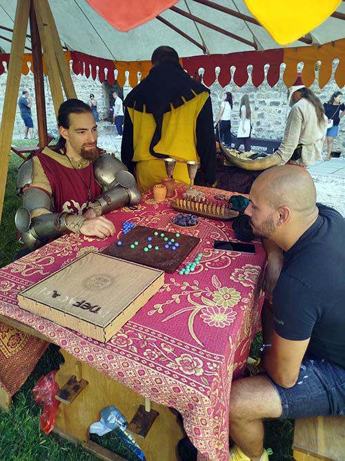 „Bal pod maskama“ u Ramu okupio brojne učesnike i turiste: Zabava, pab kviz i tradicija na Dunavu