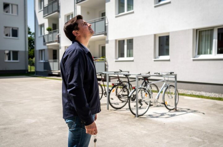 Muskarac kljuc dvoriste zgrade