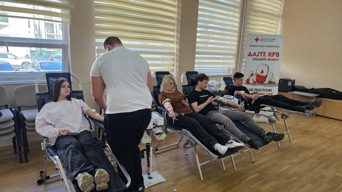 Mladi Požarevljani još jednom pokazali humanost: Uspešno sprovedena akcija dobrovoljnog davanja krvi u Požarevačkoj gimnaziji