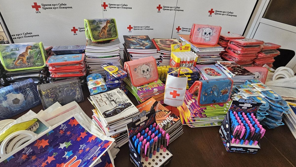 Podeljen školski pribor za decu korisnika Narodne kuhinje u Požarevcu i Kostolcu