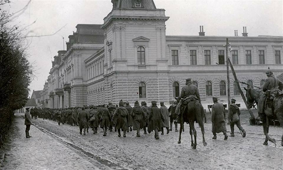 AUSTRIJANCI I NEMCI SPROVODE SRPSKE ZAROBLJENIKE PORED ZDANJA